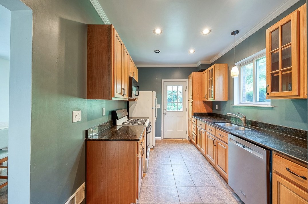 7222 Whipple St, Pittsburgh PA 15218-2053 exterior