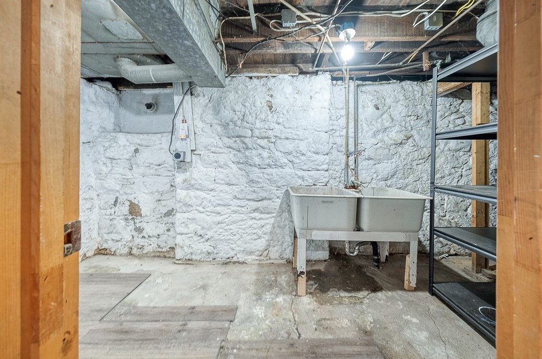 7222 Whipple St, Pittsburgh PA 15218-2053 exterior