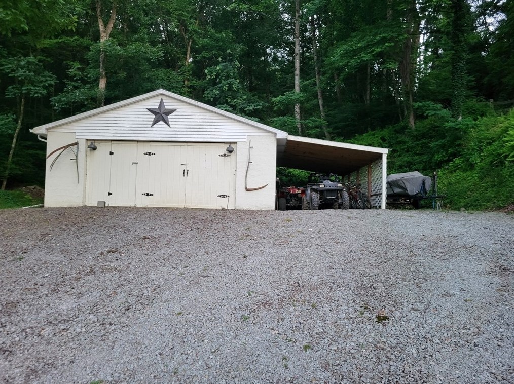 107 Fiscus Ln, Jeannette, PA 15644