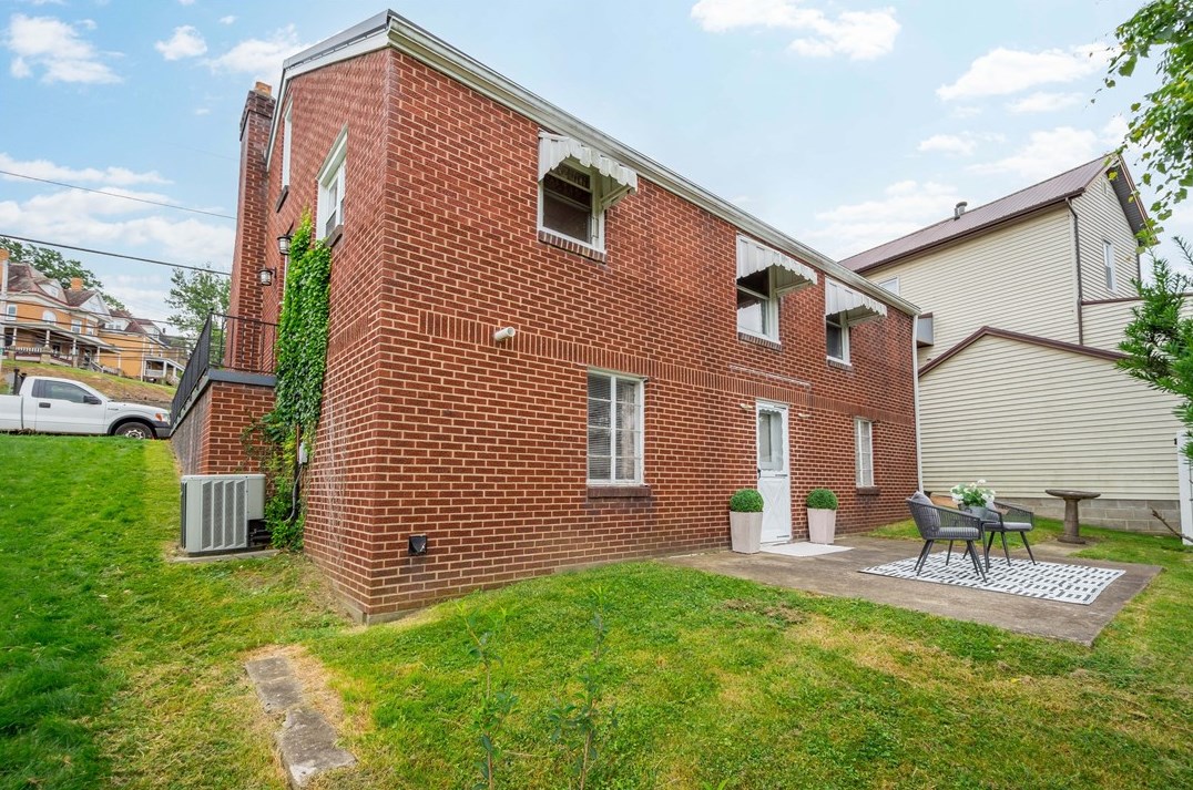 17 Prospect Ave, Washington PA 15301-5250 exterior