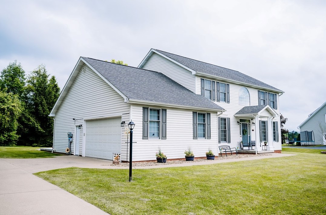 28 Carriage Ln, Grove City PA  16127-6380 exterior