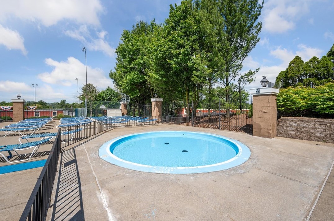 1018 Pennsbury Blvd, Pittsburgh PA 15205-1633 exterior