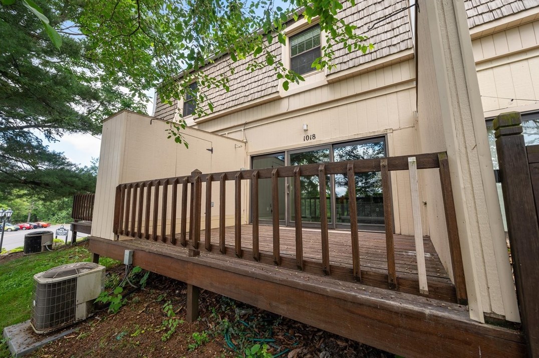 1018 Pennsbury Blvd, Pittsburgh PA 15205-1633 exterior