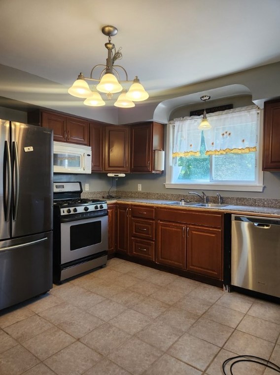 16 Jantosik St, Leechburg, PA 15656