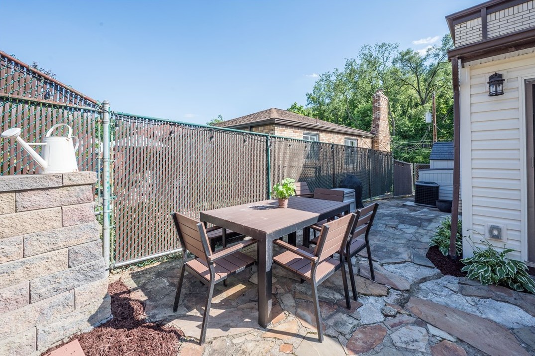 919 Dorchester Ave, Pittsburgh PA  15226-2117 exterior