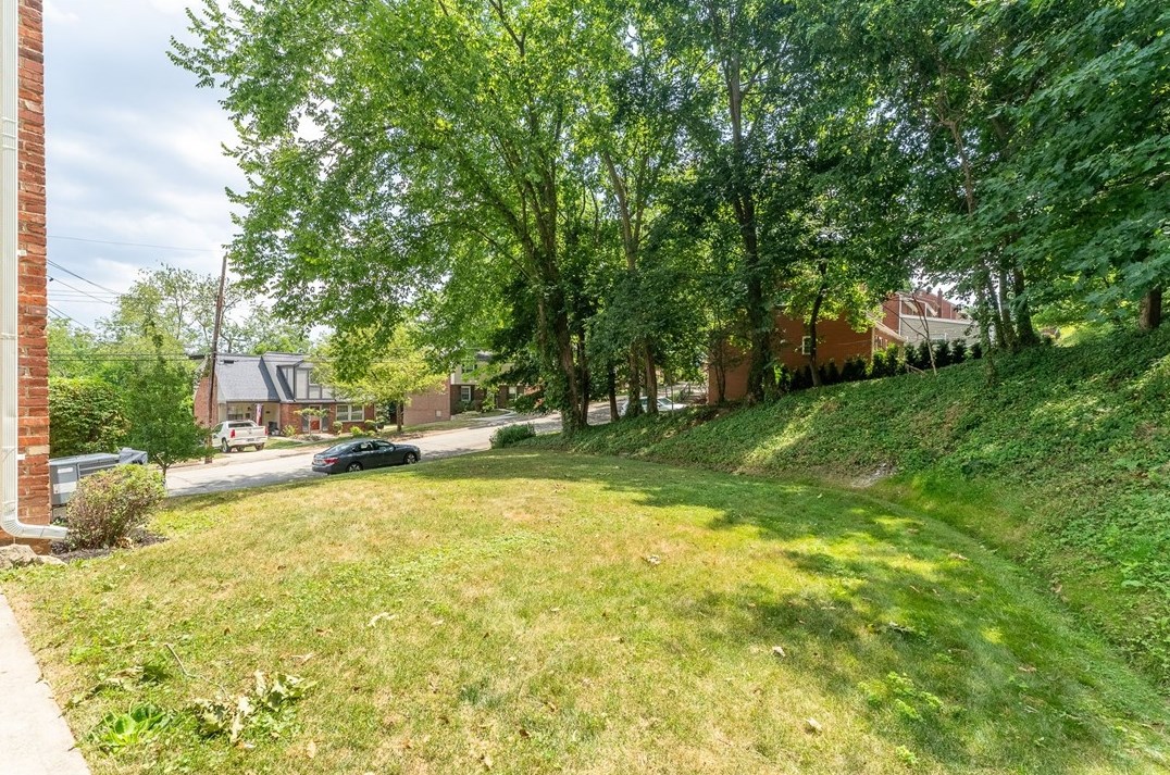 912 Country Clb Dr, Pittsburgh PA 15228-2625 exterior