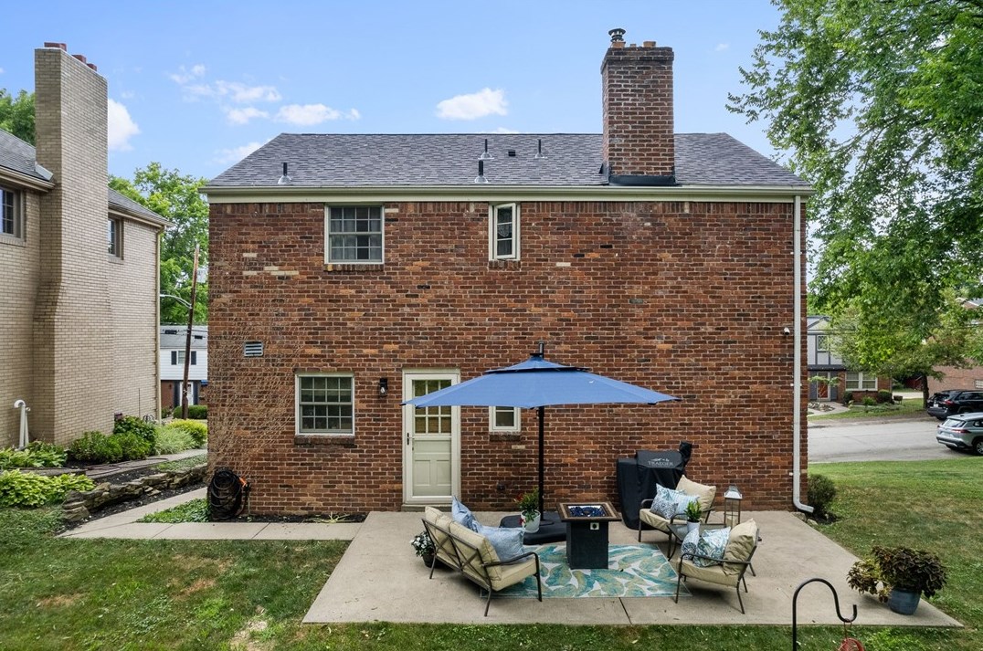 912 Country Clb Dr, Pittsburgh PA 15228-2625 exterior