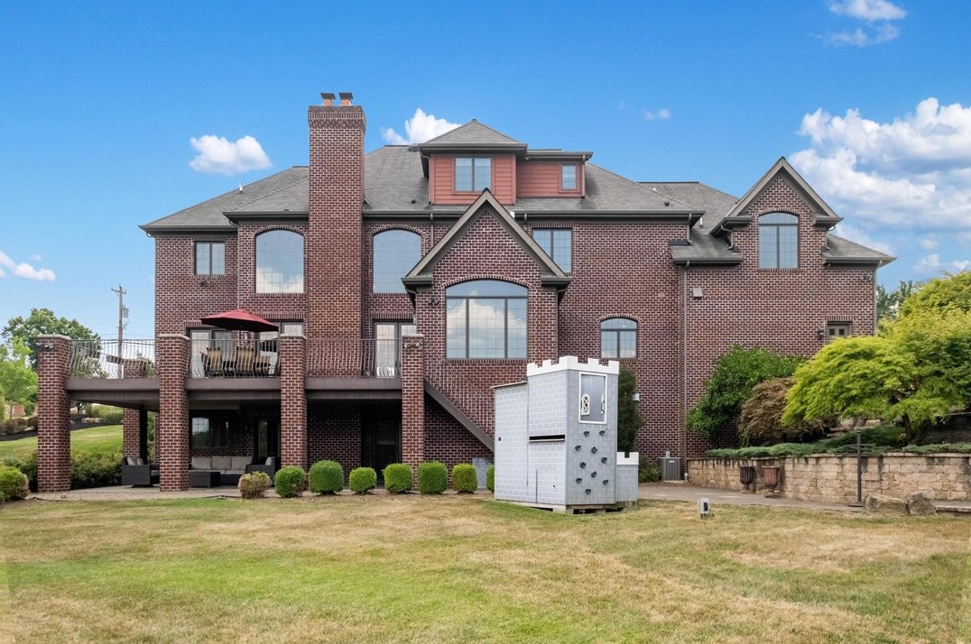 2230 Country Clb Dr, Pittsburgh PA 15235-4114 exterior