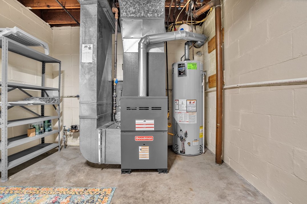 912 Country Clb Dr, Pittsburgh PA 15228-2625 exterior