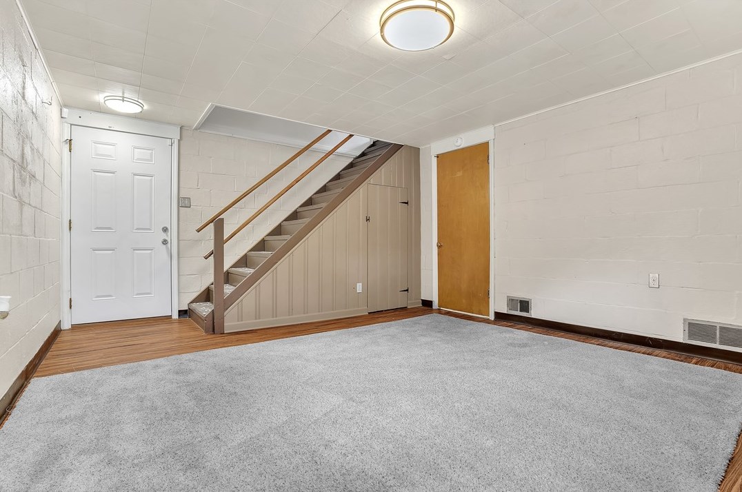 912 Country Clb Dr, Pittsburgh PA 15228-2625 exterior