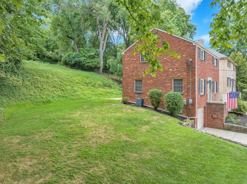 912 Country Clb Dr, Pittsburgh PA 15228-2625 exterior