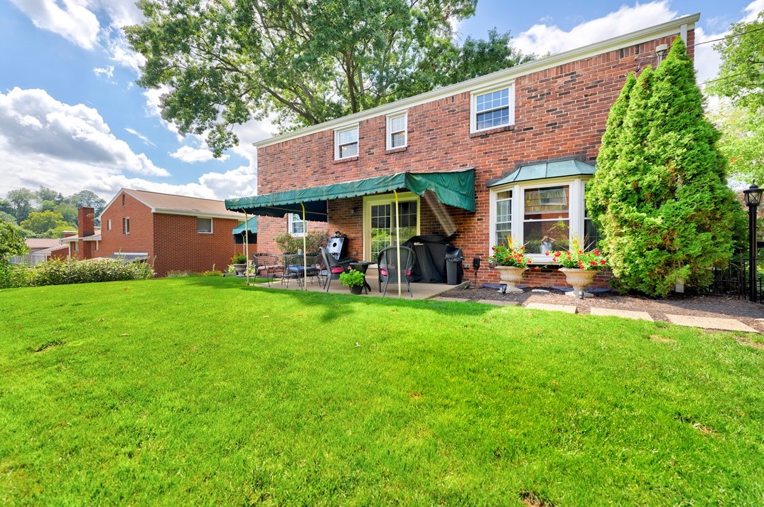 909 Lovingston Dr, Pittsburgh PA  15216-1731 exterior