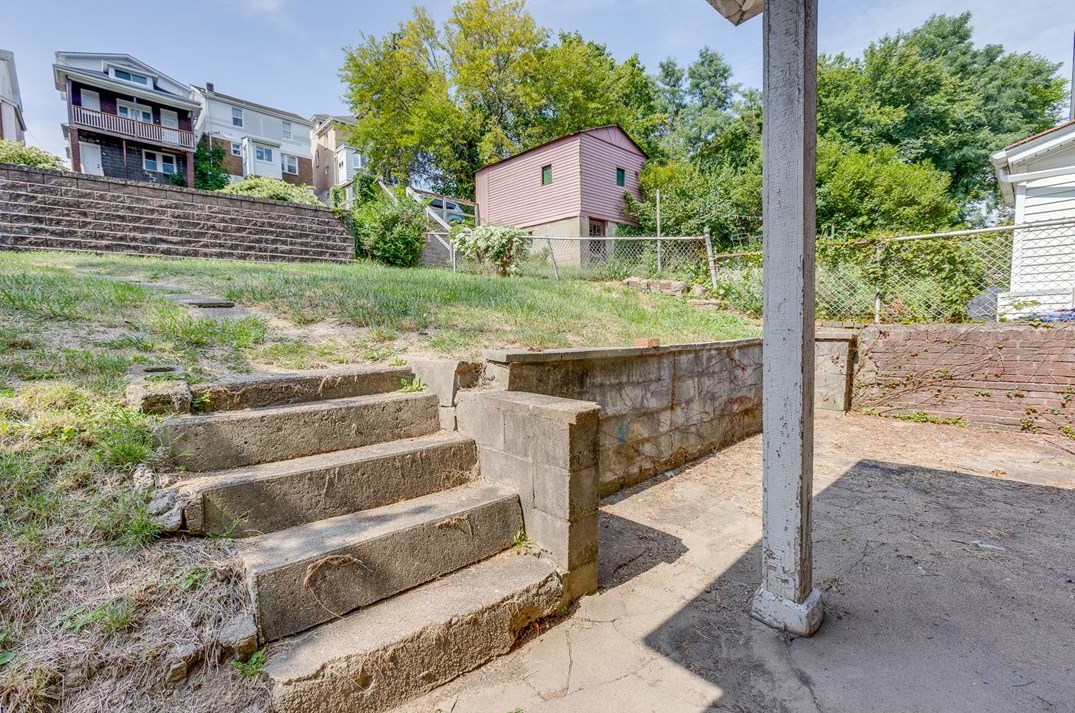 932 Woodbourne Ave, Pittsburgh PA  15226-2108 exterior