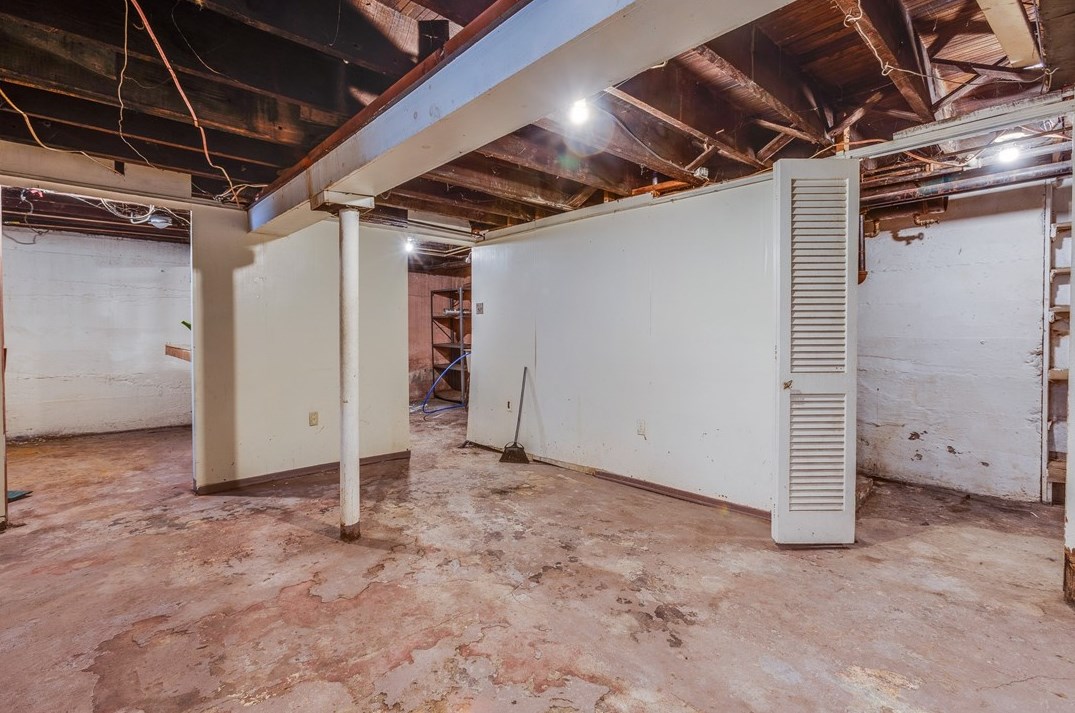 932 Woodbourne Ave, Pittsburgh PA  15226-2108 exterior