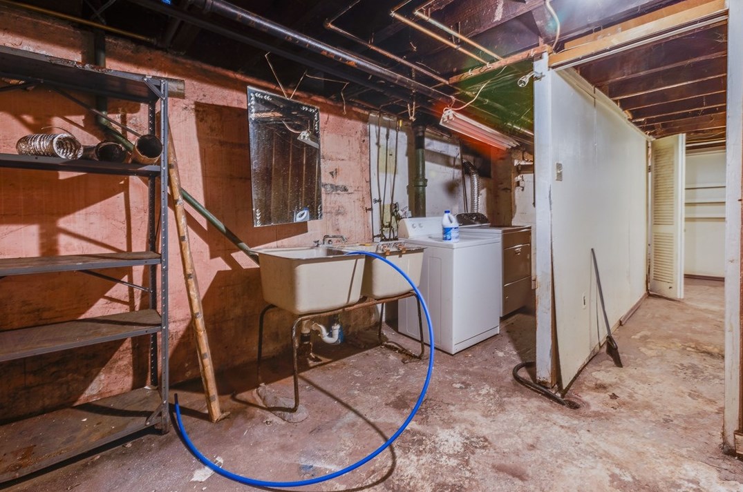 932 Woodbourne Ave, Pittsburgh PA  15226-2108 exterior