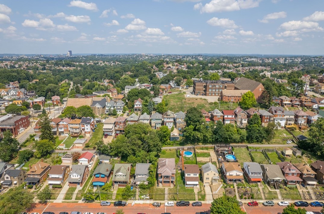 1033 Berkshire Ave, Pittsburgh PA  15226-2218 exterior