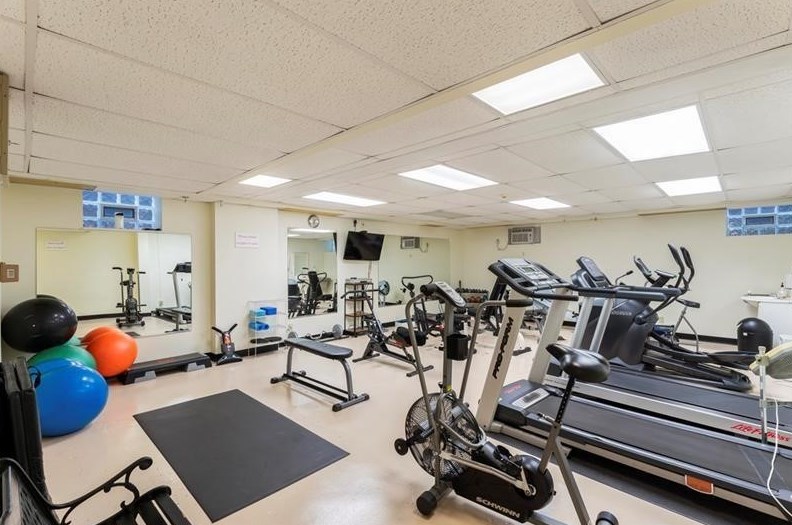 825 Morewood Ave, Pittsburgh PA  15213-2950 exterior