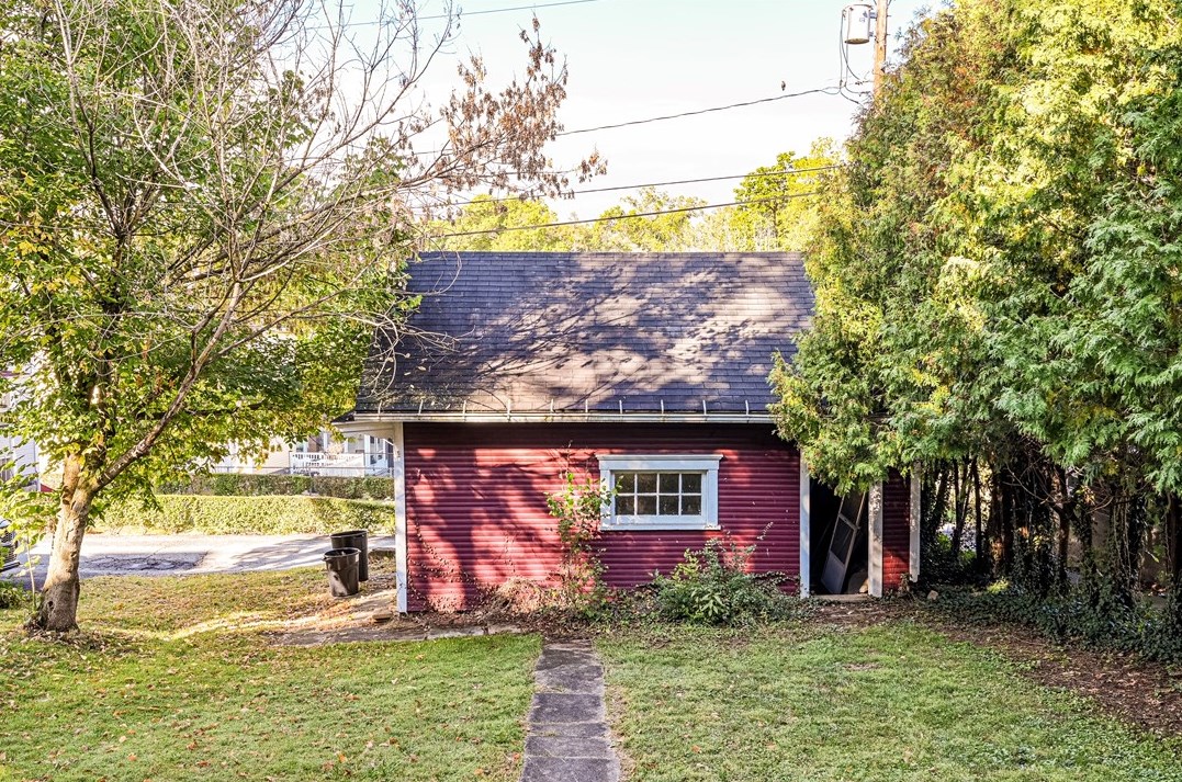 562 Main St, Greensburg PA 15601-1863 exterior