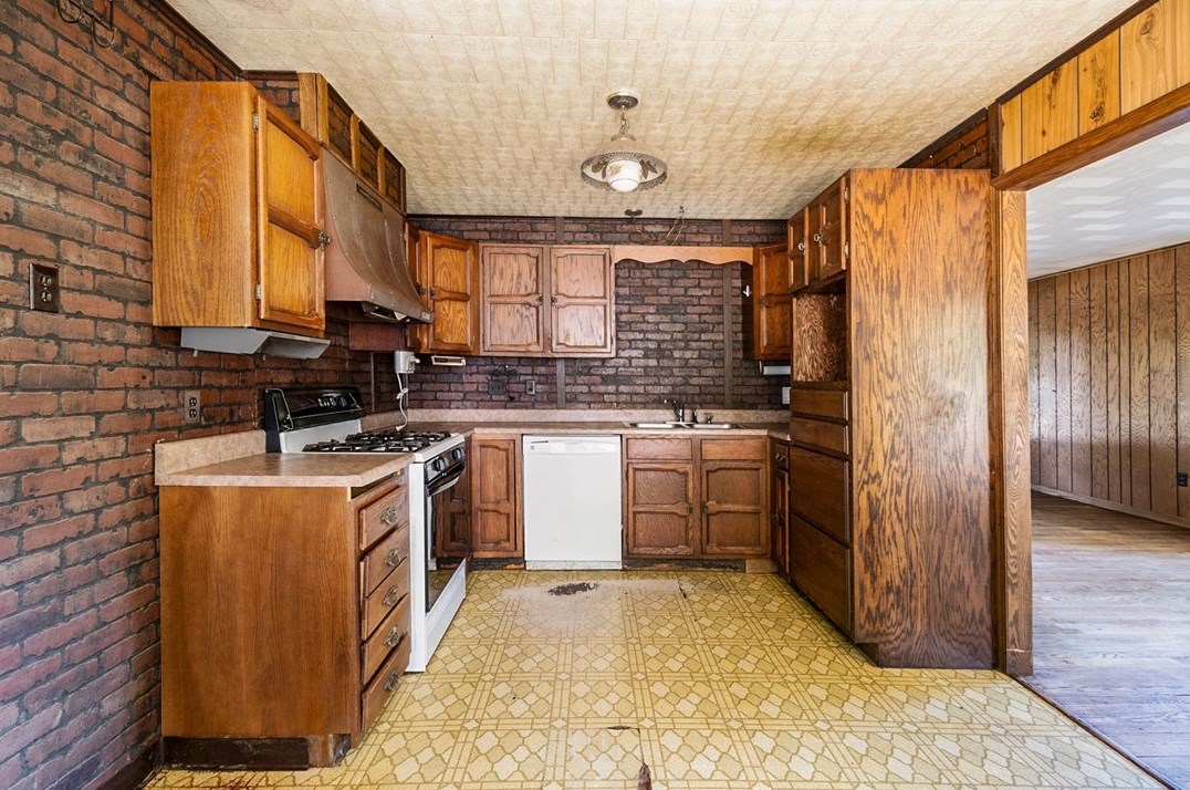 2104 Pulaski Rd, New Castle PA 16105-4643 exterior