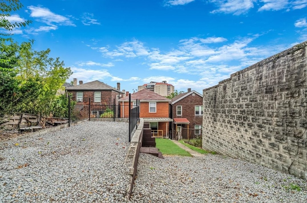 261 Robinson St, Pittsburgh PA 15213-2312 exterior