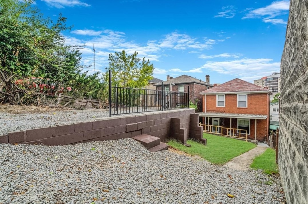 261 Robinson St, Pittsburgh PA 15213-2312 exterior