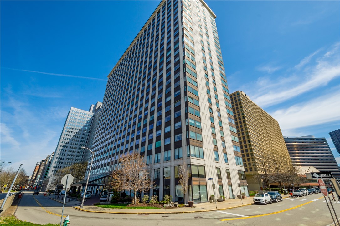 320 Fort Duquesne Blvd 11G, Downtown Pgh, PA 15222 MLS 1600312