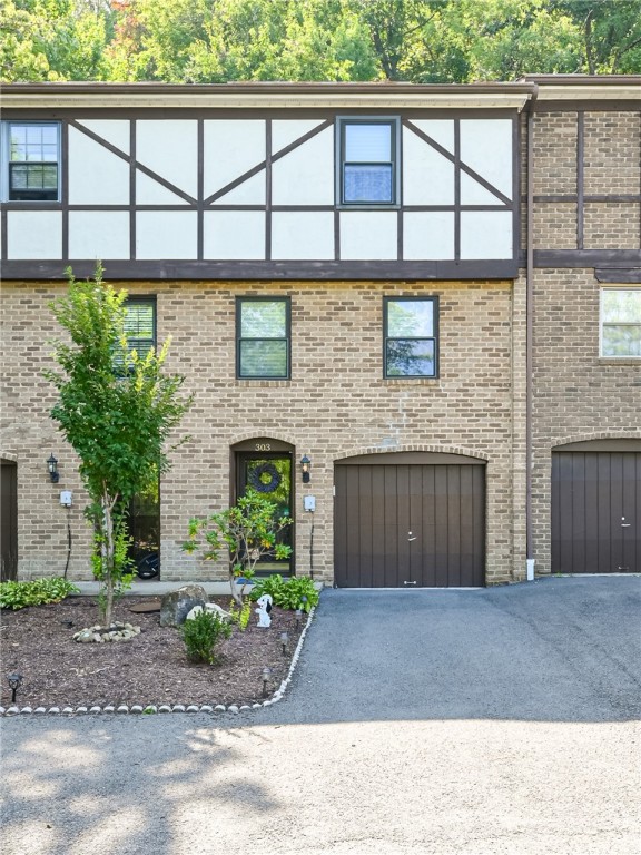 303 Newton Square, Moon/Crescent Twp, PA 15108 MLS 1621193 Coldwell