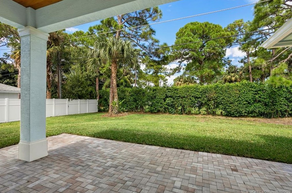 8855 Alabama Pl, Hobe Sound FL  33455-4306 exterior