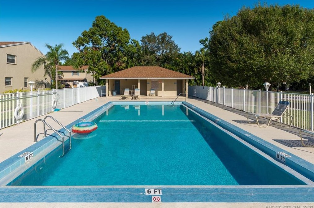 69 Blackburn Ter, Stuart FL 34997-6338 exterior