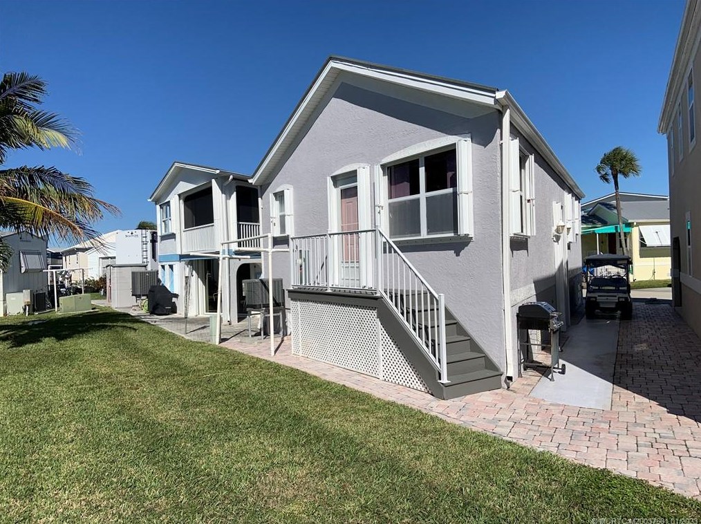 640 Nettles Blvd, Jensen Beach FL  34957-3346 exterior