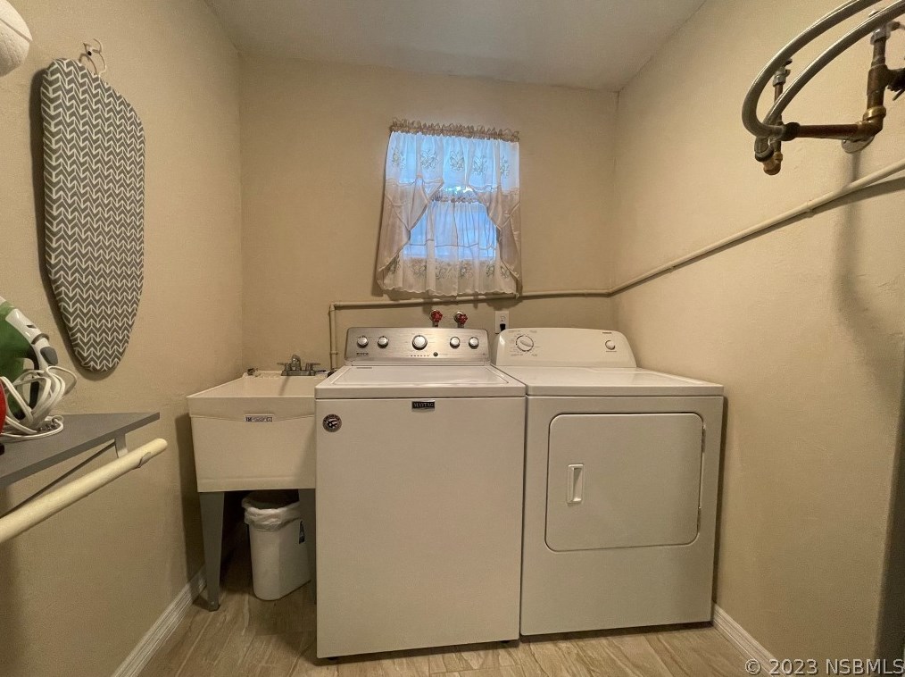 1722 Pine Tree Dr, Edgewater FL  32132-3208 exterior