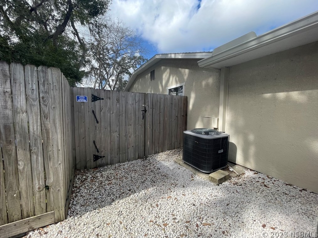 1722 Pine Tree Dr, Edgewater FL  32132-3208 exterior