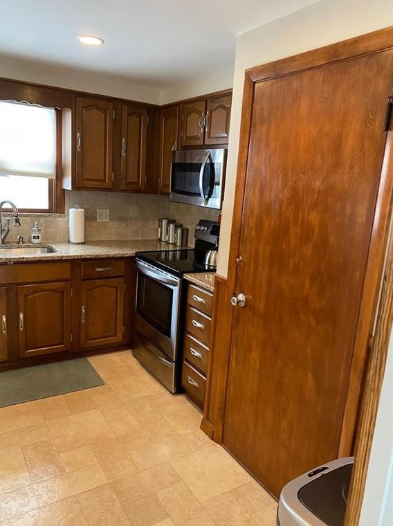 295 Lawnacre Dr, Cranston RI 02920-5928 exterior