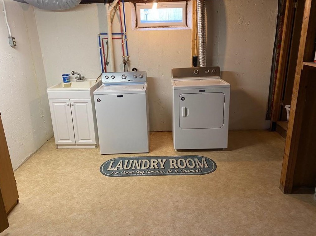 295 Lawnacre Dr, Cranston RI 02920-5928 exterior