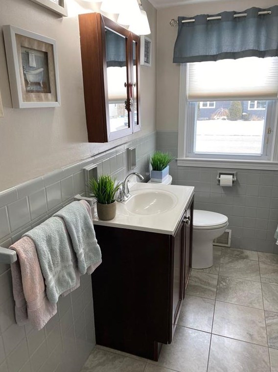 295 Lawnacre Dr, Cranston RI 02920-5928 exterior