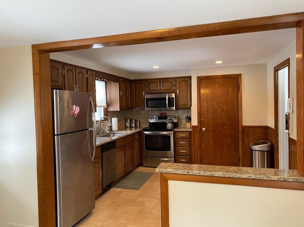 295 Lawnacre Dr, Cranston RI 02920-5928 exterior