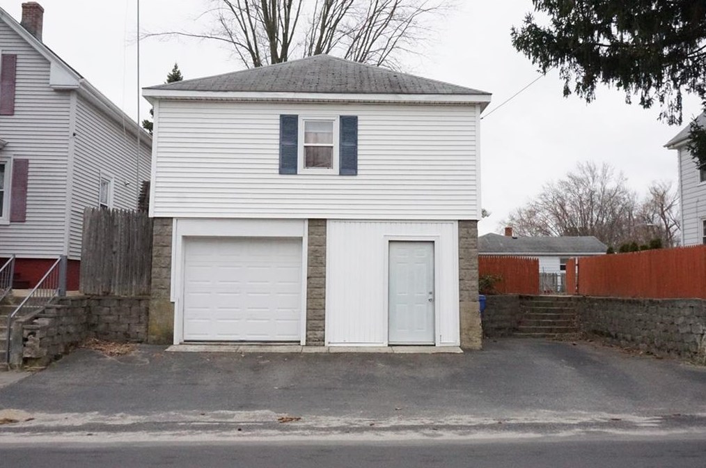 136 Laurens St, Cranston RI 02910-3532 exterior