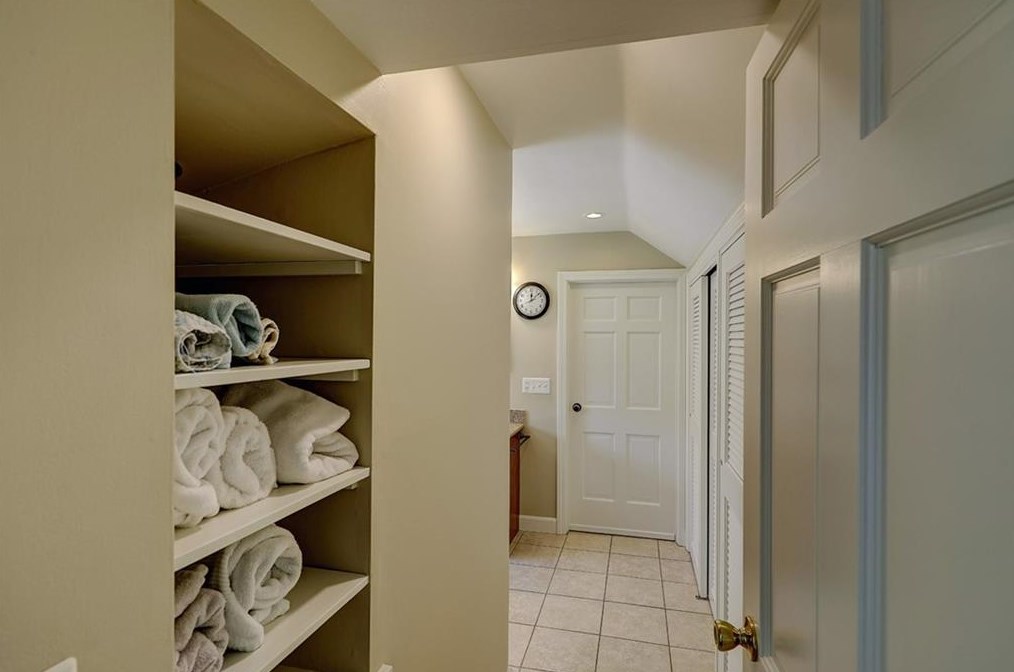 21 Lake Dr, Barrington RI  02806-2811 exterior