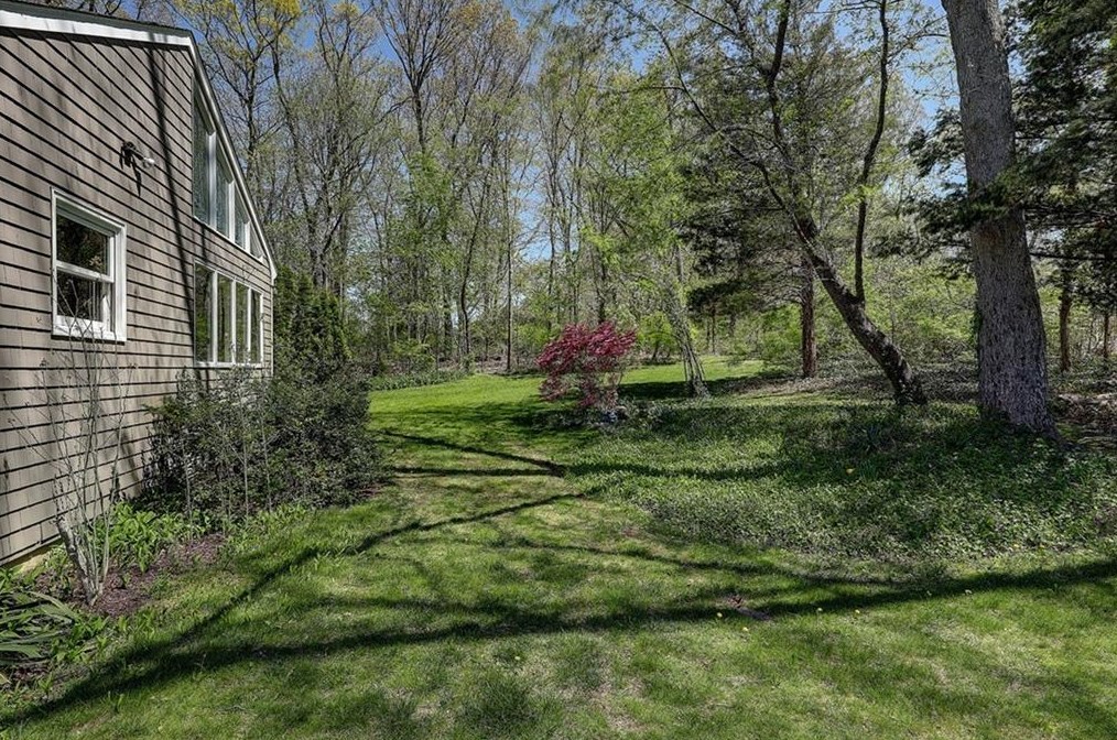 21 Lake Dr, Barrington RI  02806-2811 exterior