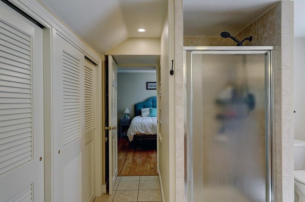 21 Lake Dr, Barrington RI  02806-2811 exterior