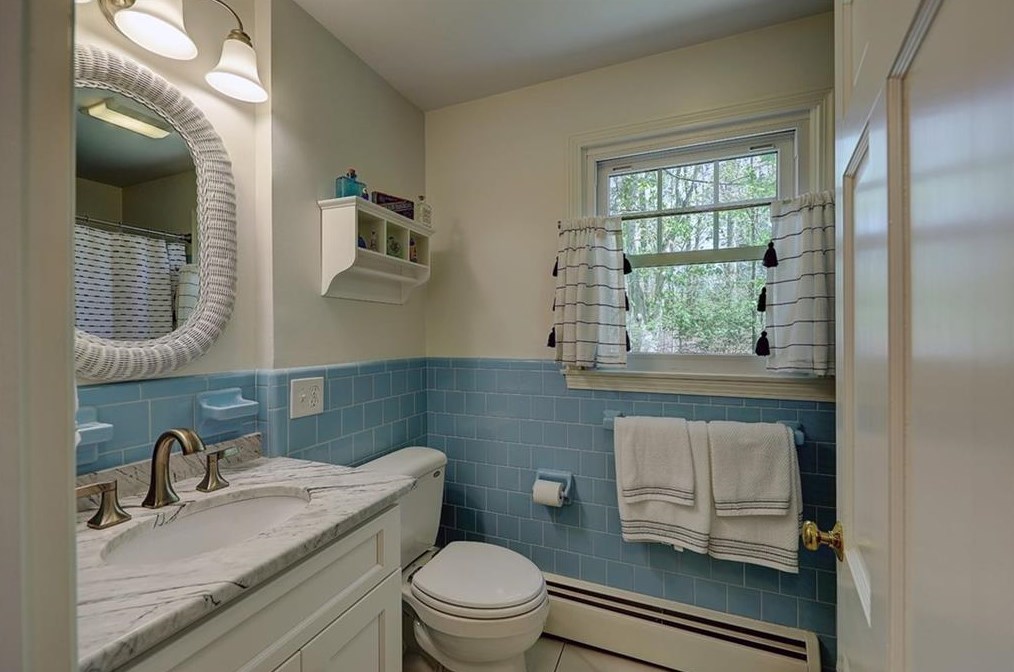 21 Lake Dr, Barrington RI  02806-2811 exterior