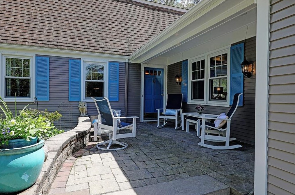 21 Lake Dr, Barrington RI  02806-2811 exterior