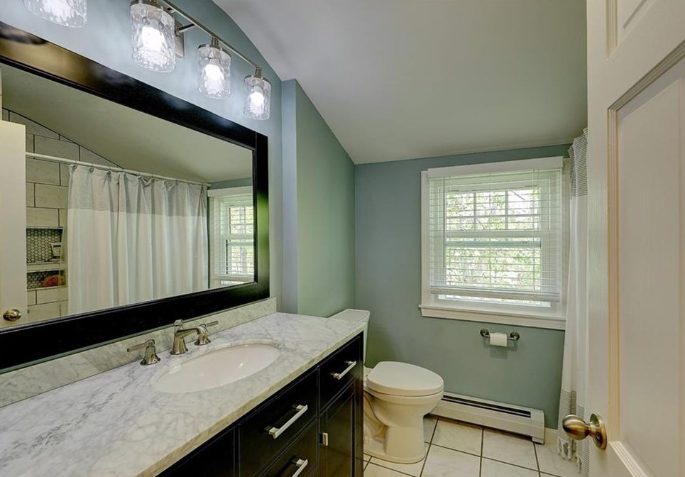 21 Lake Dr, Barrington RI  02806-2811 exterior