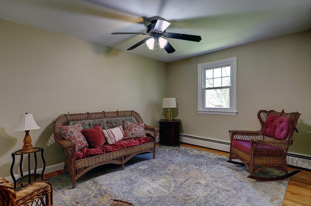 21 Lake Dr, Barrington RI  02806-2811 exterior