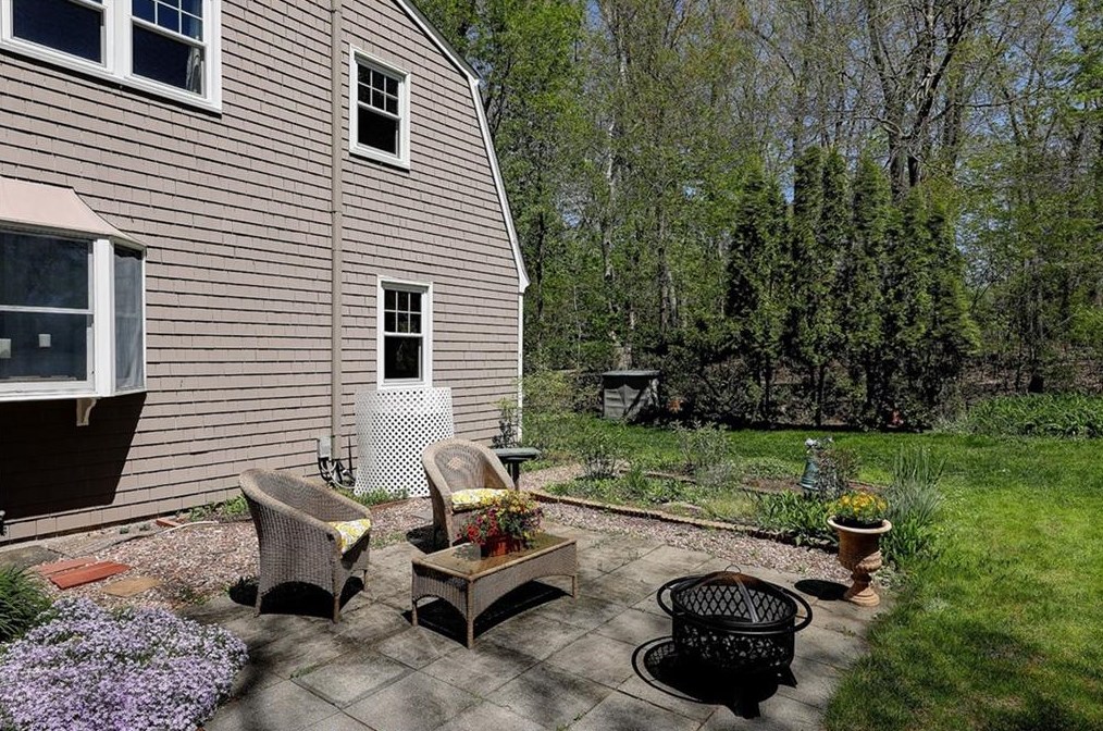 21 Lake Dr, Barrington RI  02806-2811 exterior