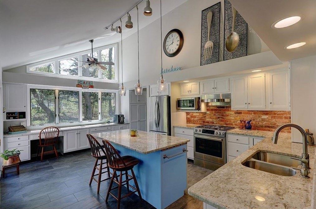 21 Lake Dr, Barrington RI  02806-2811 exterior