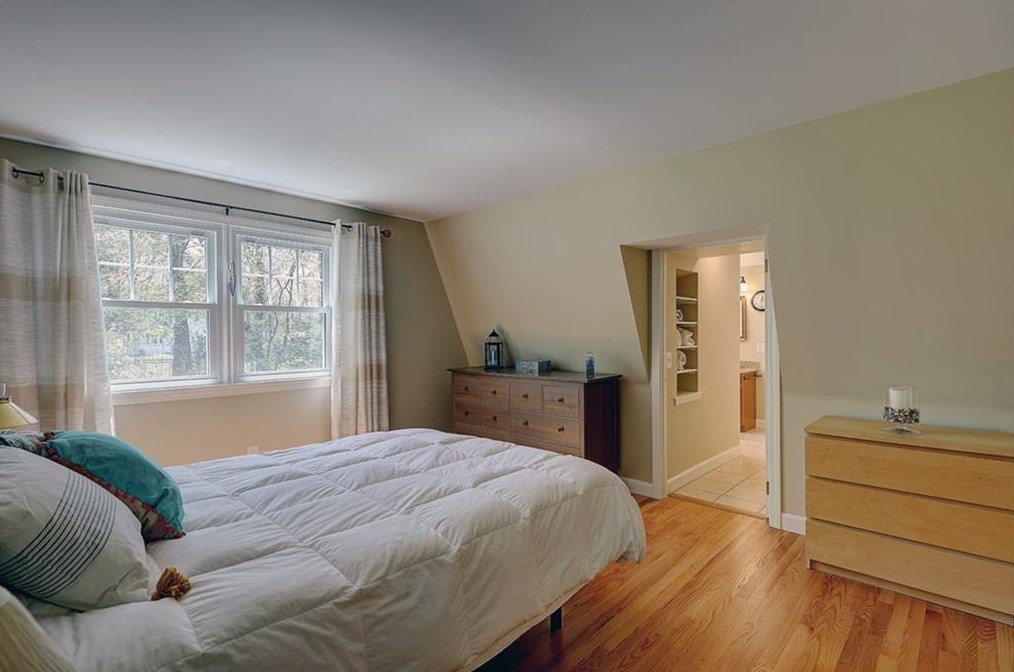 21 Lake Dr, Barrington RI  02806-2811 exterior