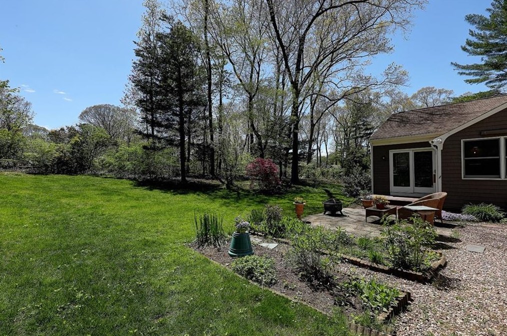 21 Lake Dr, Barrington RI  02806-2811 exterior