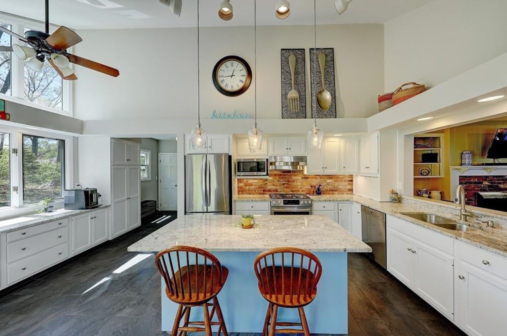 21 Lake Dr, Barrington RI  02806-2811 exterior