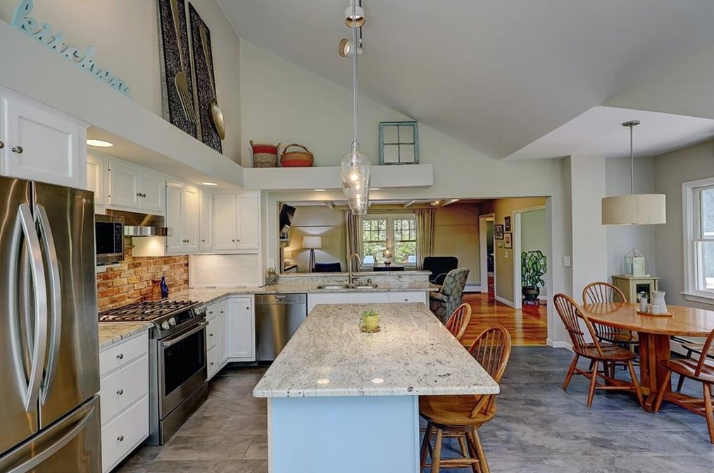 21 Lake Dr, Barrington RI  02806-2811 exterior